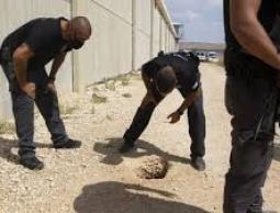 نفق الحرية يطيح بقائد سجن جلبوع