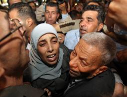 المحررة التميمي مع والدها حين الإفراج عنها