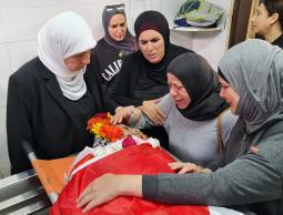 والدة هيثم خلال وداعه