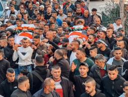 جماهير رام الله تشيع جثماني الشهيدين عنبر وشرايعة
