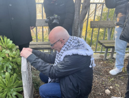 الأسير المحرر كويم يونس لحظة الإفراج عنه، حيث زار قبر والدته