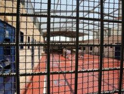 اقتحام السجون