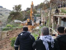 مقدسيون يراقبون هدم الاحتلال لمنازلهم في جبل المكبر