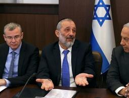 درعي يتوسط نتنياهو وليفين خلال اجتماع للحكومة، بداية الشهر الماضي (Getty Images)