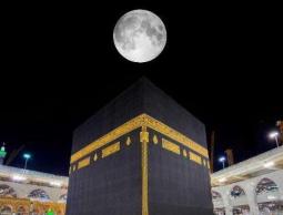 لأول مرة تعامد القمر على الكعبة المشرفة- إليك التفاصيل