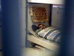 في يوم الأسير.. السرطان ينخر أجساد الأسرى والأعداد قيد المجهول