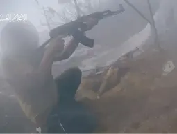 عناصر من القسام خلال اشتباك من داخل أحد الأنفاق بخانيونس