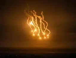 قنابل ضوئية على خانيونس