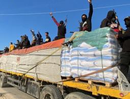 صورة من تأمين الأجهزة الأمنية شاحنات مساعدات