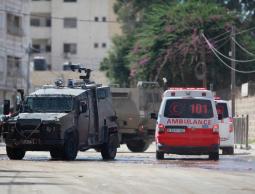 الاحتلال يعتقل مصابًا ويعتدي على الطاقم الطبي في سلواد