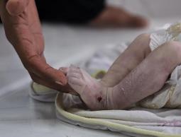 سيلا... الجسد الصغير الذي رحل تجمدا في خيام النزوح