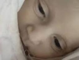 البرد القارس يقتل الأطفال الرضع بخيام النازحين