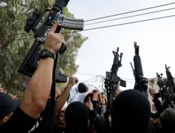 أمن السلطة يحرق منازل عوائل المقاومين في جنين