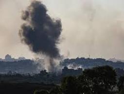 7 شهداء وعدد من المصابين في قصف (إسرائيلي) لنقطة إنترنت بمخيم الشاطئ بغزة