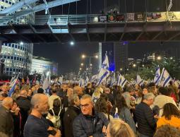 تظاهرة حاشدة للمستوطنين في (تل أبيب) للمطالبة بصفقة تبادل أسرى عاجلة