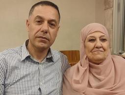 دكتور حسام أبو صفية مع والدته