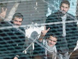 بدء الإفراج عن الأسرى من سجن 