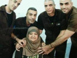 سيفرج عن أبنائها الثلاثة اليوم ... أخيرًا يزور الفرح قلب أم ناصر أبو حميد