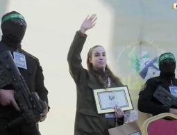 من وسط الركام في مخيم جباليا ..  القسام تسلم الأسيرة أغام بيرجر للصليب الأحمر