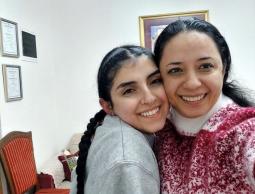 المحررة وزينة بربر في حضن والدتها يوم الإفراج عنها في صفقة وفاء الأحرار قبل أسبوعين