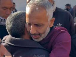 الأسير علاء أبو زيد يعانق شقيقه بعد الافراج عنه بالأمس