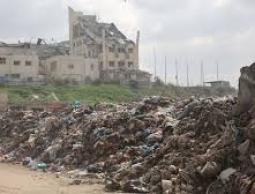 أهالي دير البلح يحذرون من كارثة بيئية وصحية جراء استمرار إغلاق معبر كرم أبو سالم