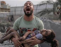 الكفن الأبيض بديلاً لملابس العيد في غزة... الاحتلال يواصل استهداف الأطفال