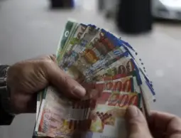 نقص السيولة في غزة.. معاناة تتفاقم وسط الحصار والدمار