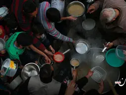 استهداف تكيات الطعام في غزة: إمعان في التجويع والإبادة الجماعية