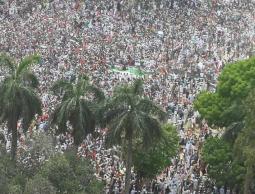 عشرات الآلاف يتظاهرون في دكا دعمًا لغزة ورفضًا لحرب الإبادة الإسرائيلية