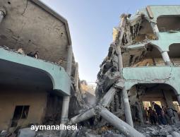 آثار الدمار بعد قصف مدرسة دار الأرقم لإيواء للنازحين