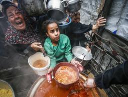 شبكة المنظمات الأهلية تحذر من توقف التكيات والمطابخ المجتمعية في غزة