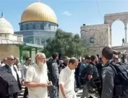 عشرات المستوطنين يقتحمون المسجد الأقصى بحماية قوات الاحتلال