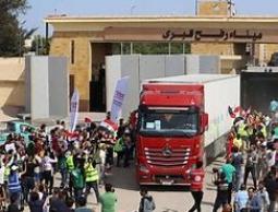 فتح المعبر لإدخال بضع شاحنات.. (إسرائيل) تهندس المجاعة بغزة