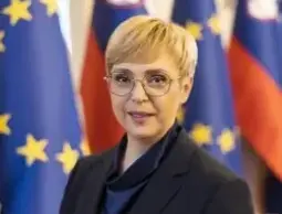 رئيسة سلوفينيا (ناتاشا بيرتس موسار)