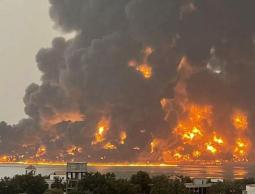 عدوان أمريكي (إسرائيلي) مشترك يستهدف ميناء الحديدة في اليمن