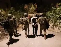 الاحتلال (الإسرائيلي) يعتقل 26 فلسطينيًا بينهم سيدتان وأسرى محررون