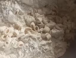 كيف حوّلت نساء غزة المعكرونة إلى طحين؟