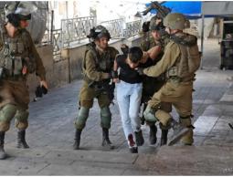 قوات الاحتلال تعتقل 14 فلسطينيًا في نابلس بينهم صحفي وأسرى محررون