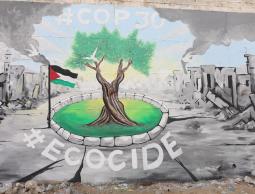 نشطاء من غزة يرسمون جدارية تندد بالإبادة البيئية وتوجّه رسالة إلى مؤتمر المناخ في البرازيل