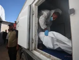 وزارة الصحة بغزة: استلام 15 جثمانًا جديدًا من الشهداء المفرج عنهم من الاحتلال