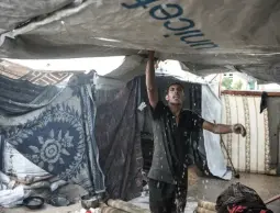 غزة على حافة كارثة إنسانية.. خيام متهالكة ومستشفيات بلا إمدادات