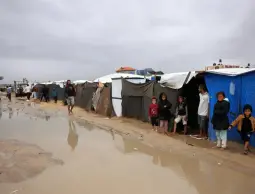 مركز غزة لحقوق الإنسان يحذر: الشتاء يهدد حياة مئات آلاف المدنيين