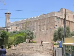 حماس: تحويل محيط المسجد الإبراهيمي إلى ثكنة استيطانية سياسة تطهير عرقي