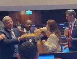 بن غفير يوزّع الحلوى في (الكنيست) احتفالاً بقانون إعدام الأسرى.. الفاشية (الإسرائيلية) تتعمق