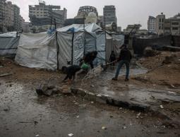 الإعلامي الحكومي يحذر من تداعيات مناخية خطيرة على العائلات النازحة