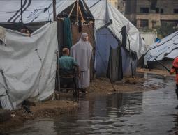 الخيام تتطاير… شتاء غزة يقتلع آخر ما تبقّى من ستر النازحين