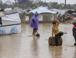 غزة تحت المطر… جدران تتحول إلى قبور 