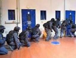 إعلام الأسرى: اقتحام وقمع غرفة 11 في سجن النقب وسط أوضاع معيشية قاسية