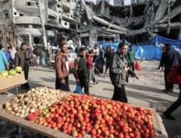 سوق العمل في غزة.. بطالة خانقة وأسعار تلتهم ما تبقى